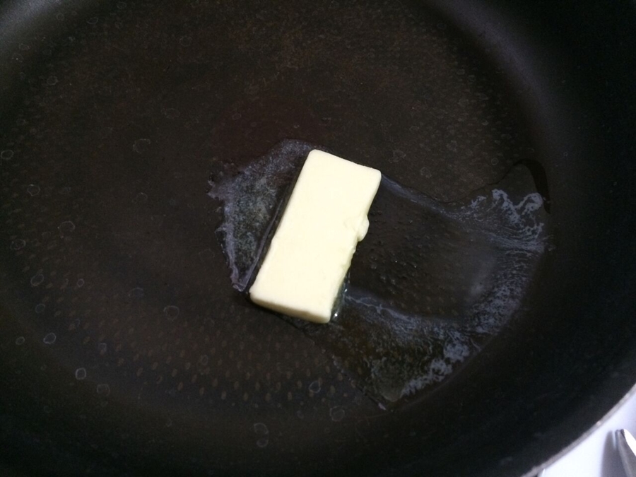 フライパンでバターを溶かす