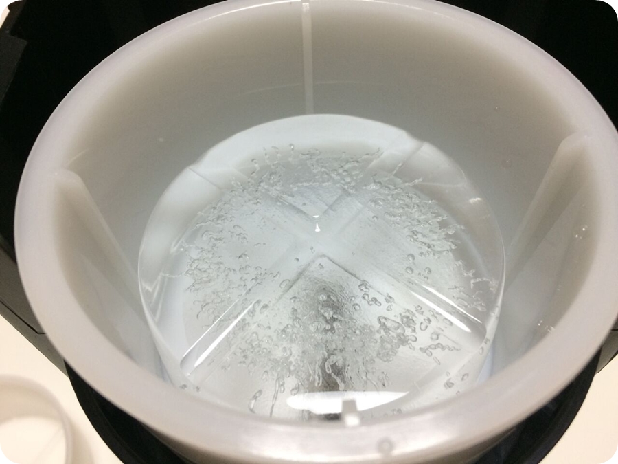 電動ふわふわとろ雪かき氷器の製氷カップで作った氷
