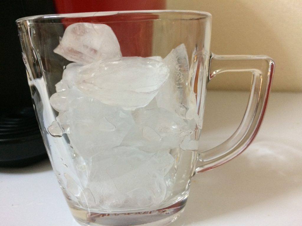 カップに氷を入れる